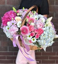 Цветочная композиция из Розы, Хризантемы, Пионы и Лизиантусы в корзине в Новосевастопольском